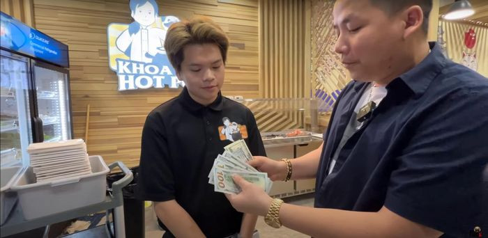 Sau màn trống hội khai trương nhà hàng lẩu Khoa Pug Hot Pot ở Houston (Texas, Mỹ) của mình vào ngày 4/3, nam Youtuber đã khiến cộng đồng mạng xôn xao khi tuyên bố hiện đang tuyển dụng nhiều vị trí cho quán lẩu, trong đó chỉ nhặt rau cũng kiếm khoảng 1,2 tỷ đồng/năm, cắt thịt được trả 400.000 đồng/giờ.