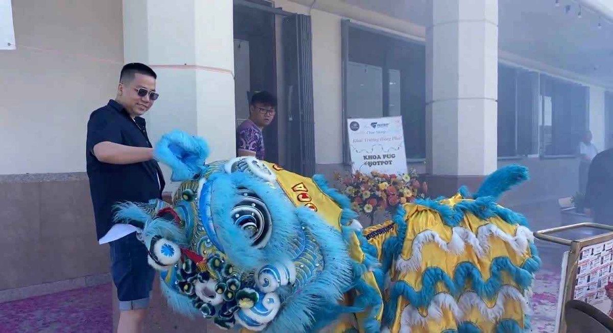 Được biết, nhà hàng của Khoa Pug được bố trí các bàn lẩu dành cho 4 - 6 người và các bàn 8 -10 người phục vụ nhóm khách gia đình. Viền bàn và viền nồi lẩu, Khoa Pug cho biết đều làm bằng vàng.