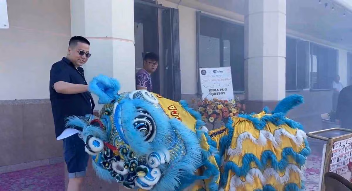 Được biết, nhà hàng của Khoa Pug được bố trí các bàn lẩu dành cho 4 - 6 người và các bàn 8 -10 người phục vụ nhóm khách gia đình. Viền bàn và viền nồi lẩu, Khoa Pug cho biết đều làm bằng vàng.