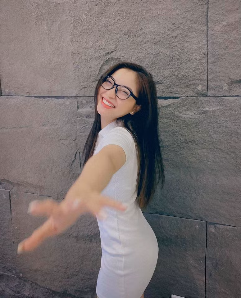 Cụ thể, trong dòng story do Nhật Lê đăng tải, bố cô nàng nhắc nhở: "Hết tiền chưa con? Hết tiền thì bảo bố chuyển khoản cho. Khi nào rảnh về nhà chơi với gia đình. Bố mẹ nhớ con lắm".