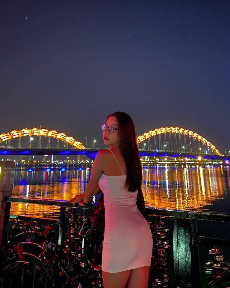 Cụ thể, bố Nhật Lê đã khuyên con gái rằng: "Làm nghề gì cũng được, giàu hay nghèo không quan trọng, miễn là đủ ăn. Quan trọng nhất là yêu thương, bao dung lẫn nhau chứ giàu làm gì, nó bạc lắm con".