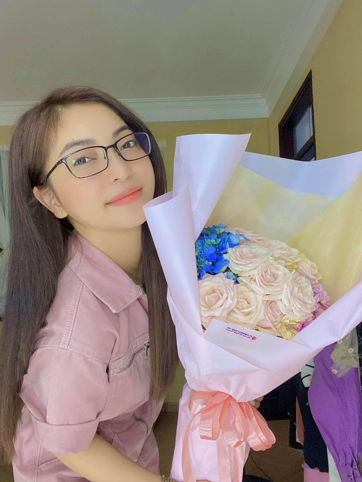 Còn nhớ lần đầu tiên khoe bố trên Facebook, Nhật Lê tự hào và cảm động với lời khuyên bố dành cho mình.