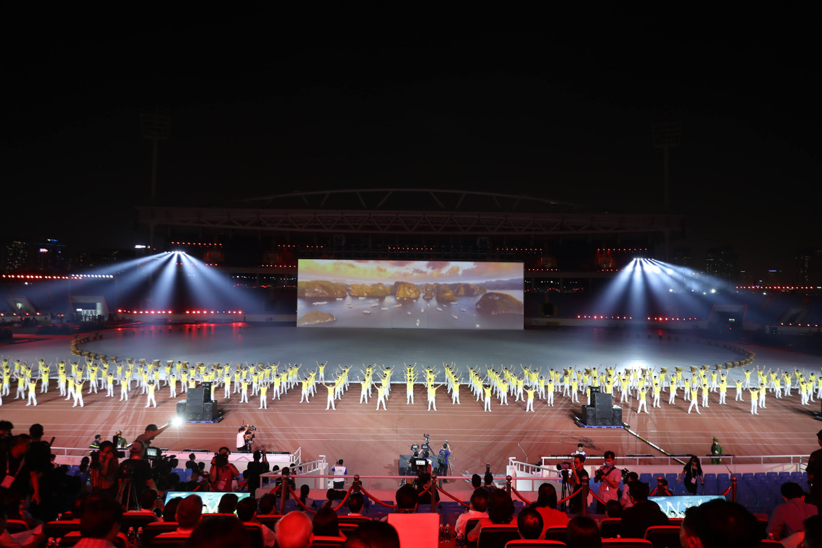 Tối 10-5, tại sân vận động Mỹ Đình (Hà Nội), hàng nghìn nghệ sĩ đã được huy động cùng màn trình diễn ánh sáng hiện đại rực rỡ trong buổi tổng duyệt quy mô trước lễ khai mạc SEA Games 31 diễn ra ngày 12-5.