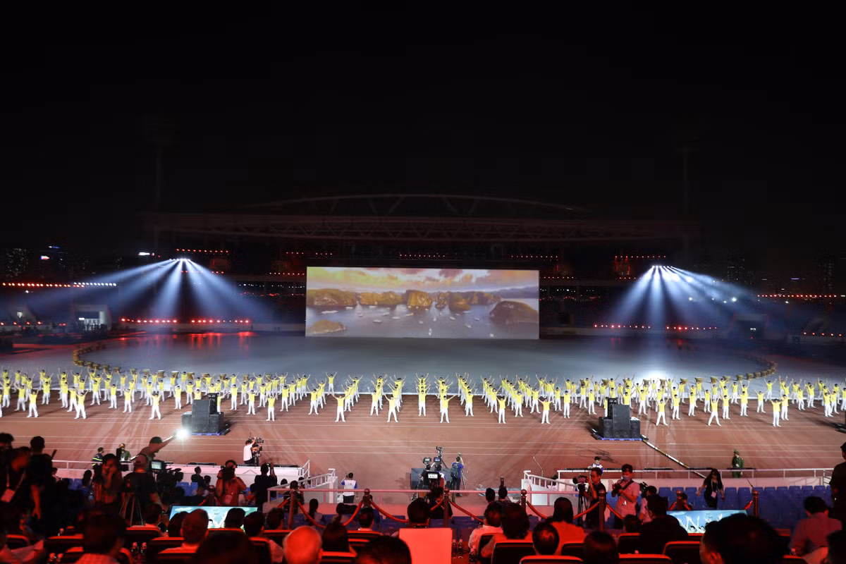 Tối 10-5, tại sân vận động Mỹ Đình (Hà Nội), hàng nghìn nghệ sĩ đã được huy động cùng màn trình diễn ánh sáng hiện đại rực rỡ trong buổi tổng duyệt quy mô trước lễ khai mạc SEA Games 31 diễn ra ngày 12-5.