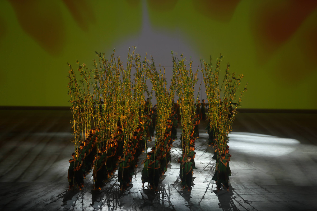 Không chỉ là chương trình nghệ thuật đánh dấu ngày bắt đầu SEA Games 31, lễ khai mạc còn là nơi quảng bá, giới thiệu thiên nhiên, đất nước, con người Việt Nam thân thiện - dễ mến.