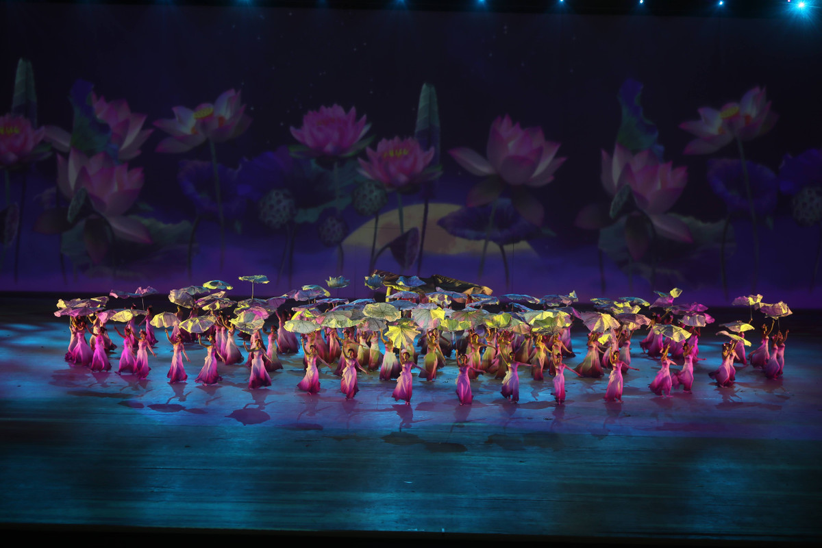 Cùng theo thông tin từ ban tổ chức, chương trình sẽ bao gồm ba phần. Phần mở màn: Việt Nam thân thiện bao gồm các tiết mục: Trống khai hội Countdown bằng nghệ thuật trình diễn mapping và công nghệ đồ họa thực tế ảo, Việt Nam xin chào, Hồn sen Việt.