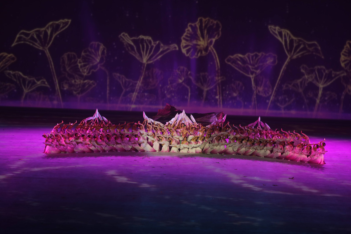 Bên cạnh đó, Lễ khai mạc SEA Games 31 cũng thể hiện một tâm thế chủ động hội nhập và sáng tạo, đóng góp và gánh vác cùng cộng đồng quốc tế và "Vì một Đông Nam Á mạnh mẽ hơn".