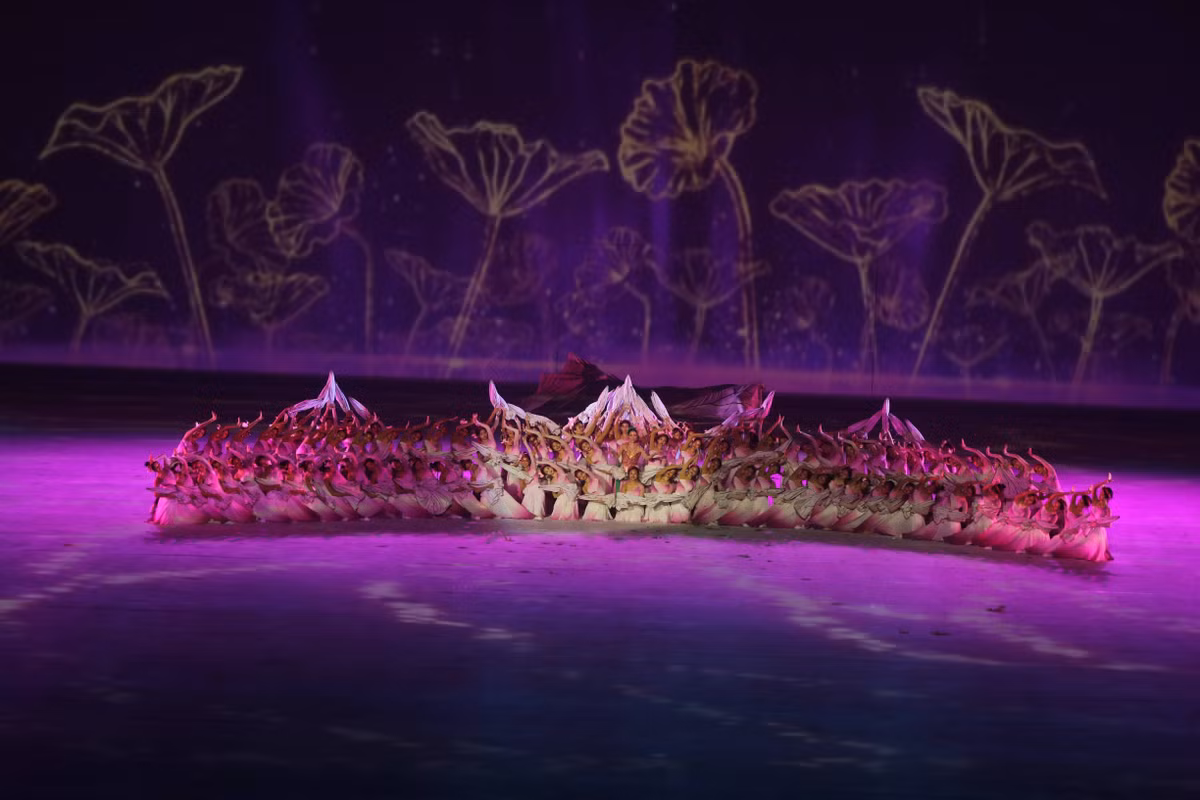 Bên cạnh đó, Lễ khai mạc SEA Games 31 cũng thể hiện một tâm thế chủ động hội nhập và sáng tạo, đóng góp và gánh vác cùng cộng đồng quốc tế và "Vì một Đông Nam Á mạnh mẽ hơn".