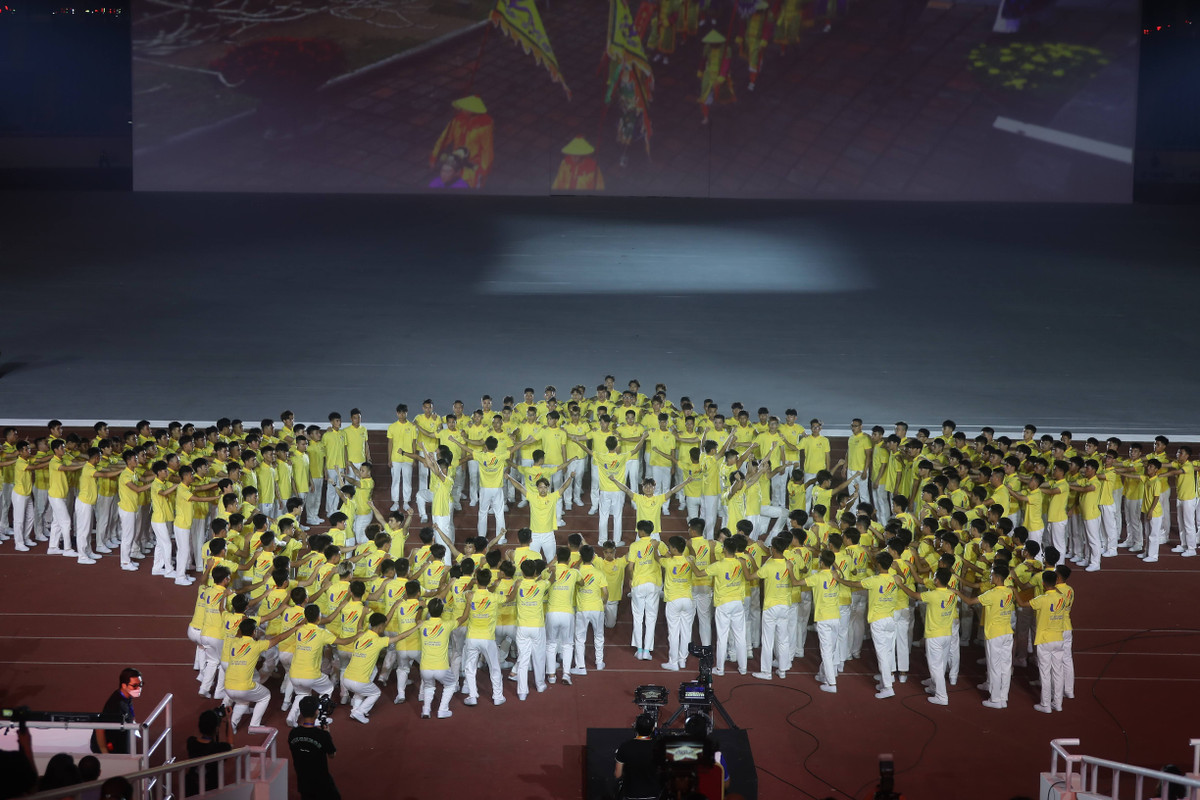 Lễ khai mạc SEA Games 31 với chủ đề Cùng tỏa sáng - Let’s shine (cũng là tiêu đề bài hát chính thức của SEA Games 31) là khát vọng thể hiện nội lực trong sự tương đồng và khác biệt của văn hóa các nước Đông Nam Á