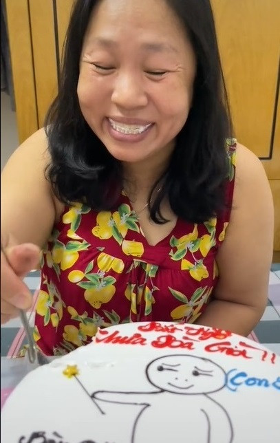 Tuy nhiên, chiếc bánh sinh nhật lại được viết dòng chữ: “Bất ngờ chưa bà già… bày đặt sinh nhật” với tạo hình vô cùng lầy lội.