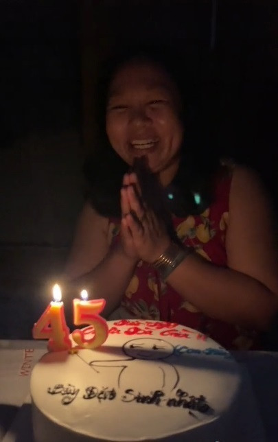 Cụ thể, trong đoạn clip, thay vì tặng mẹ bánh kem như thông thường, cậu bạn lại mang tới trước mặt mẹ 2 chiếc bánh trung thu khiến người mẹ được phen “dở khóc dở cười”. Sau khi thấy mẹ sắp dỗi, cậu con trai liền tạo bất ngờ bằng cách mang chiếc bánh sinh nhật vào.