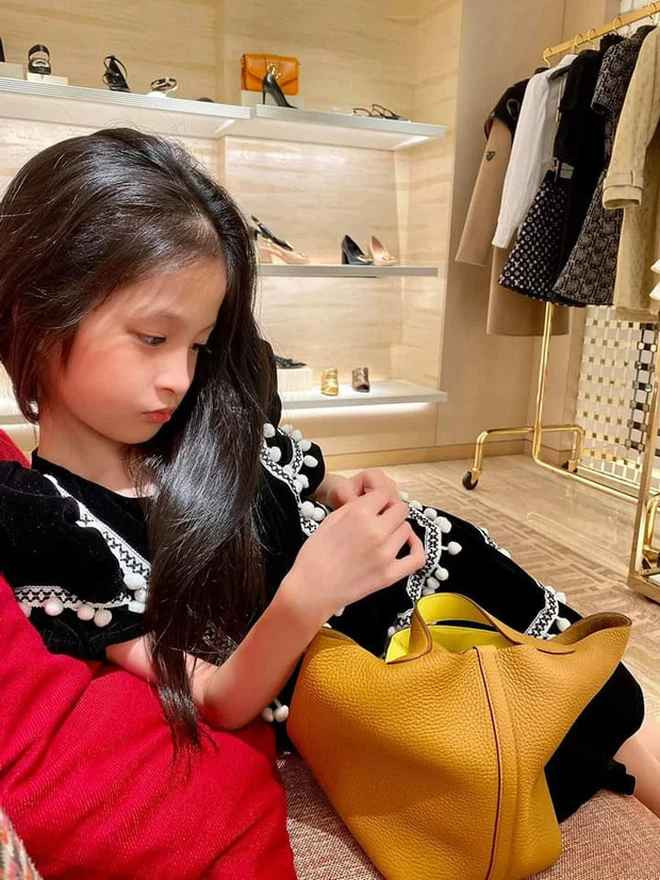 Tuy nhiên, ít người biết rằng dù có thoáng tay trong việc mua sắm biệt thư, siêu xe hay đồ hiệu đến đâu, song Đoàn Di Băng luôn kiên quyết từ chối nếu con đòi mua đồ đắt tiền.