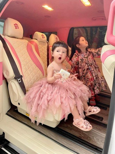 Cách đây chưa lâu, Đoàn Di Băng tiết lộ về con gái Bing Bing: "Nhất là Bing Bing đi, tiếng đầu tiên sau khi con chào đời, em đăng tải tấm hình con trên Facebook của em, anh biết nó thu về bao nhiêu lượng tương tác, kéo theo doanh số của công ty em tăng như thế nào không? Gấp 10 lần...