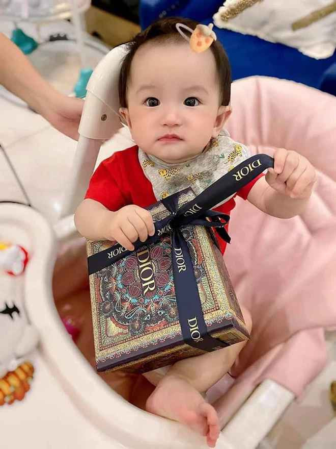 Đoàn Di Băng từng cho hay, ưu tiên hàng đầu của cô khi nuôi dạy con là bé sống lương thiện, hoàn thiện nhân cách và biết quý trọng đồng tiền.