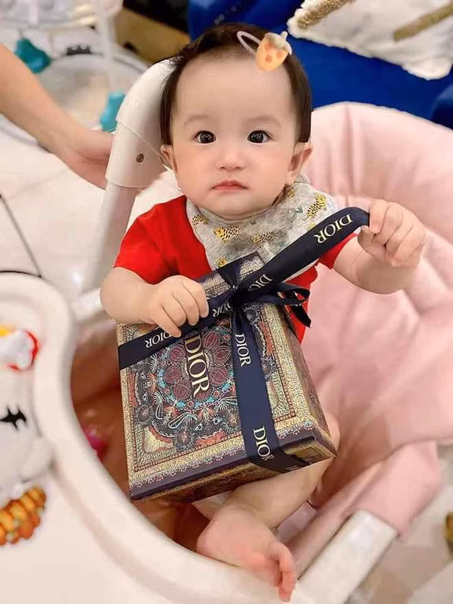 Đoàn Di Băng từng cho hay, ưu tiên hàng đầu của cô khi nuôi dạy con là bé sống lương thiện, hoàn thiện nhân cách và biết quý trọng đồng tiền.