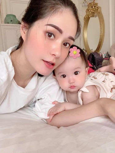 Cuối năm sẽ đập heo một lần để mua đồ các con thích và khoản còn lại sẽ mang đi làm từ thiện. Mình thấy cách giáo dục con như vậy sẽ làm cho các con có thêm động lực để rèn luyện bản thân, luôn làm điều có ích cho xã hội và giúp các bé biết quý trọng đồng tiền kiếm được". Đoàn Di Băng cho biết thêm.