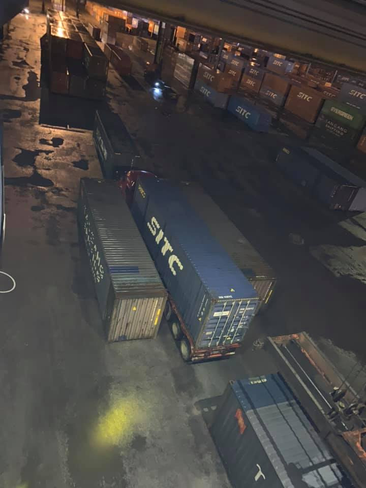 Theo ý kiến của một số người, chủ xe sẽ phải mất một thời gian khá dài để dọn dẹp hiện trường rồi mới nghĩ tới chuyện lăn bánh khỏi ma trận gạch.