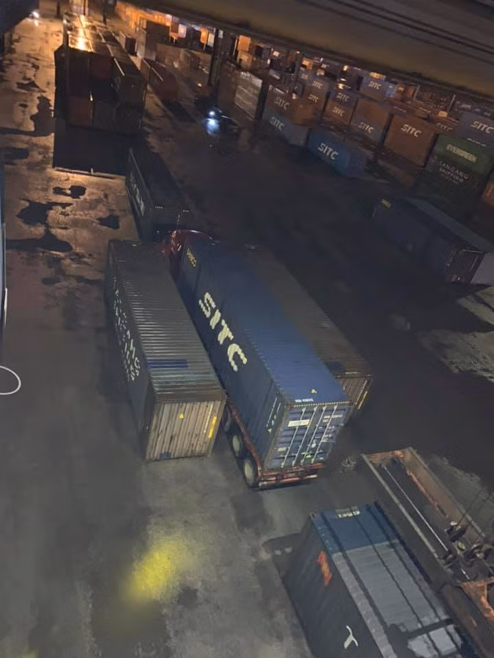 Theo ý kiến của một số người, chủ xe sẽ phải mất một thời gian khá dài để dọn dẹp hiện trường rồi mới nghĩ tới chuyện lăn bánh khỏi ma trận gạch.