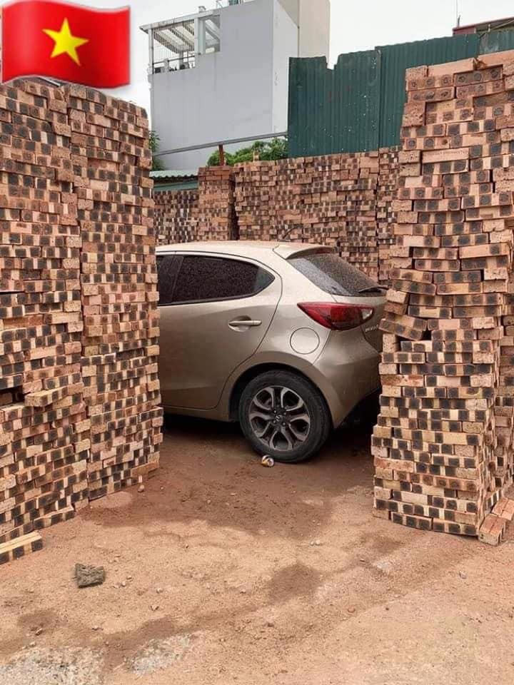 Tuy nhiên, đây là tác phẩm của một ai đó đã xếp gạch bao quanh chiếc xe ô tô, chỉ trừa một lối đi rất hẹp.