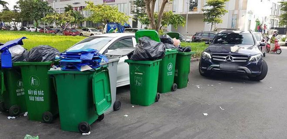 Thậm chí, chứng kiến cảnh tượng đỗ xe rồi bị các vật thể khác bao vây nhiều người để lại bình luận: "Sáng vội đi làm mà thấy cảnh này thì đúng là tiền đình. Giờ di chuyển số gạch ấy đi để lấy lối đánh xe ra ngoài cũng chẳng đơn giản gì. Thôi lấy làm bài học cho mình nhé anh em".