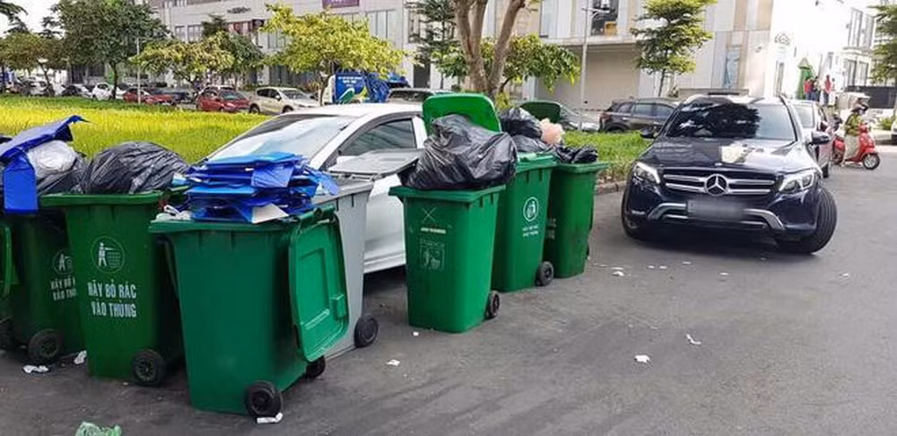 Thậm chí, chứng kiến cảnh tượng đỗ xe rồi bị các vật thể khác bao vây nhiều người để lại bình luận: "Sáng vội đi làm mà thấy cảnh này thì đúng là tiền đình. Giờ di chuyển số gạch ấy đi để lấy lối đánh xe ra ngoài cũng chẳng đơn giản gì. Thôi lấy làm bài học cho mình nhé anh em".