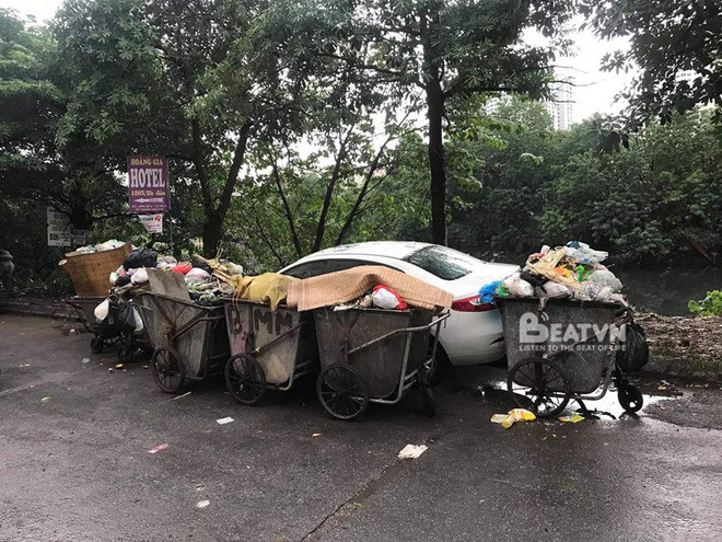 Bị chặn 4 phía, không hiểu chủ xe sẽ làm cách nào để thoát khỏi ma trận này.