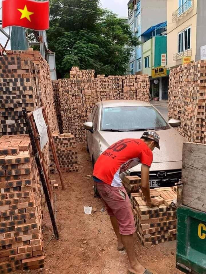 Mới đây trên MXH, loạt ảnh đầy ngang trái ghi lại cảnh đỗ xe gần đồng gạch của một tài xế khiến dân tình chú ý.