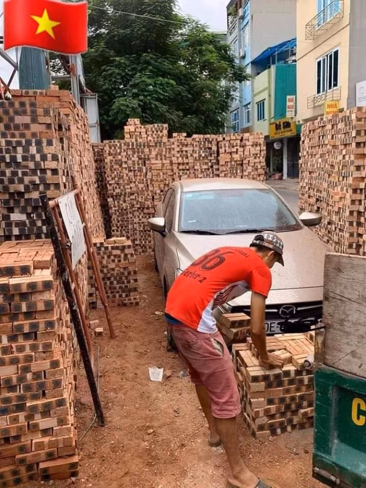 Mới đây trên MXH, loạt ảnh đầy ngang trái ghi lại cảnh đỗ xe gần đồng gạch của một tài xế khiến dân tình chú ý.