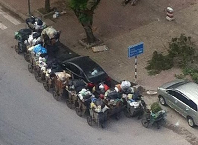 Chuyện những chiếc xe đỗ nhầm vào vị trí tập kết rác từng khiến dân mạng chú ý và không ít lời nhắc nhở các tài xế phải dừng đỗ đúng vị trí.