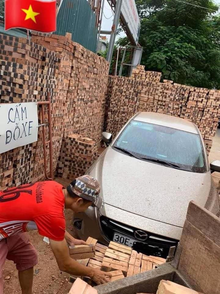 Cụ thể, chủ ô tô đã đỗ xe cạnh đống gạch, mặc dù đã có biến báo cấm đỗ được treo ngay bên cạnh.