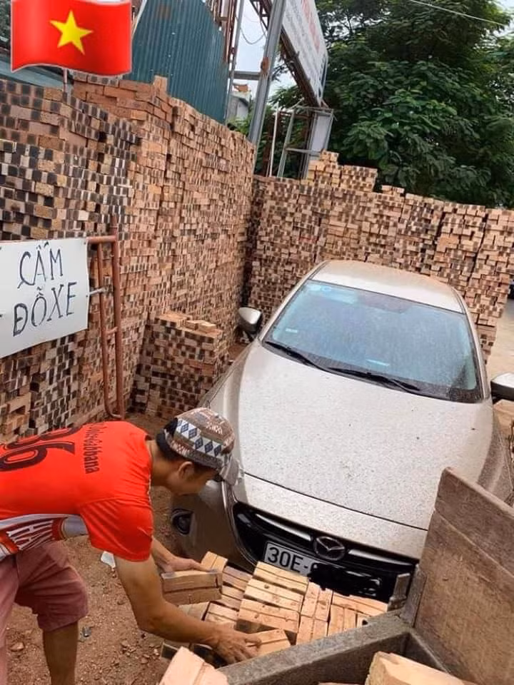 Cụ thể, chủ ô tô đã đỗ xe cạnh đống gạch, mặc dù đã có biến báo cấm đỗ được treo ngay bên cạnh.
