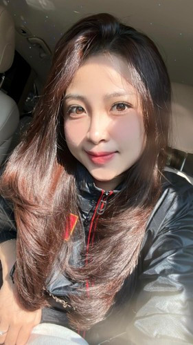 Dù không phải là những khoảnh khắc trang điểm kỹ lưỡng, bà mẹ hai con tự tin để mặt mộc, chụp cận mặt bằng cam thường.