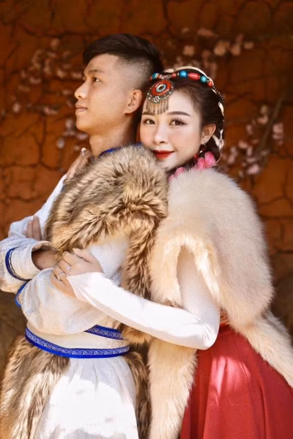 Khi có người khuyên nên đi phẫu thuật thẩm mỹ, vợ Phan Văn Đức cho biết: "Để em tag tên chồng vô cái chứ em nói đi sửa ngực lão nói lấy kéo châm cho bể".