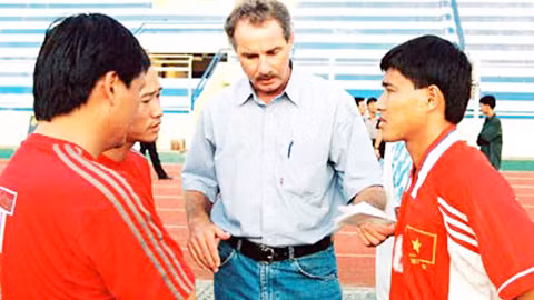 HLV Alfred Riedl va cau noi tung khien bong da Viet Nam bung tinh-Hinh-2