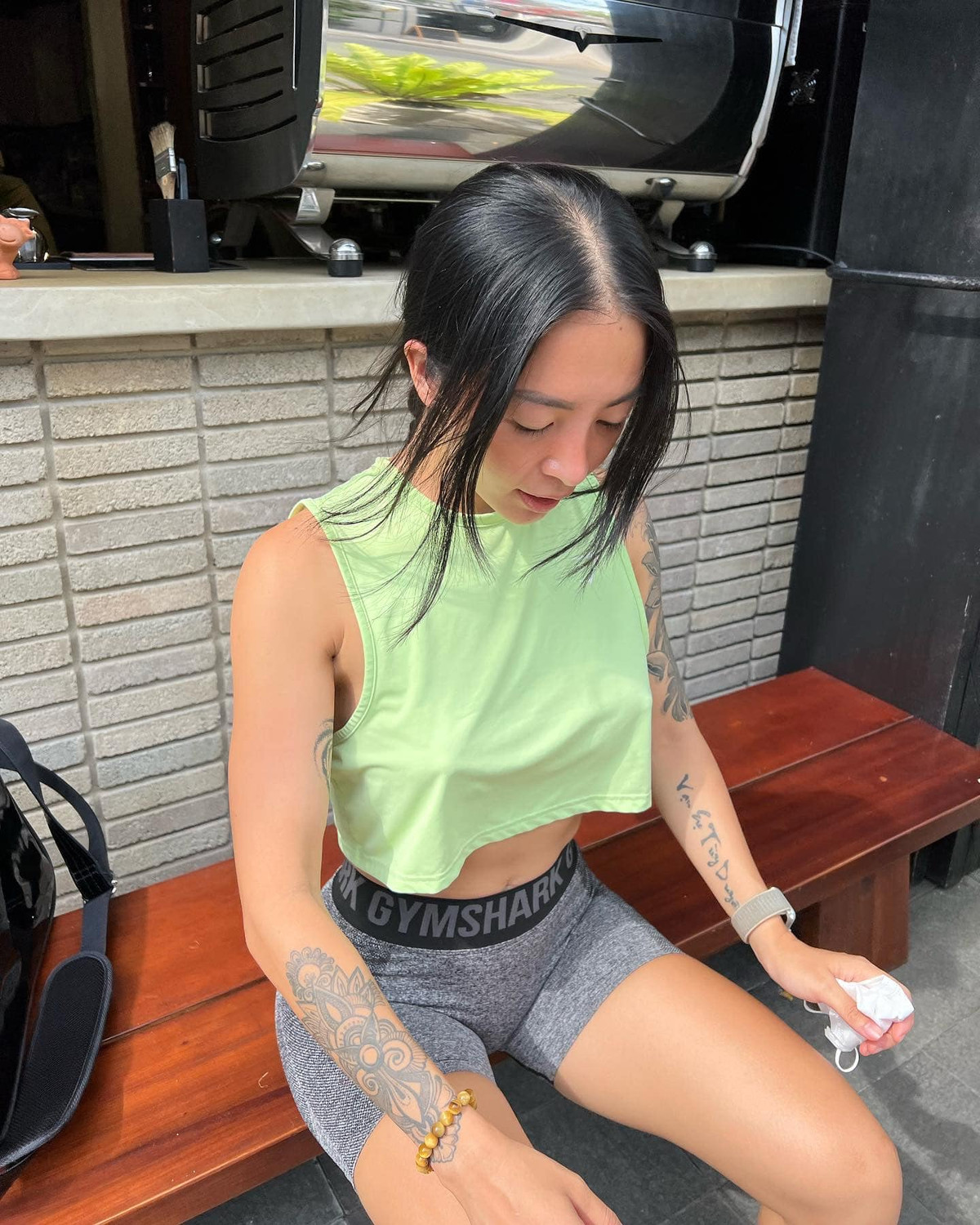 Tuy nhiên, Trào lưu không mặc áo ngực để giải phóng hình thể vẫn còn là điều cấm kị với văn hoá Việt.