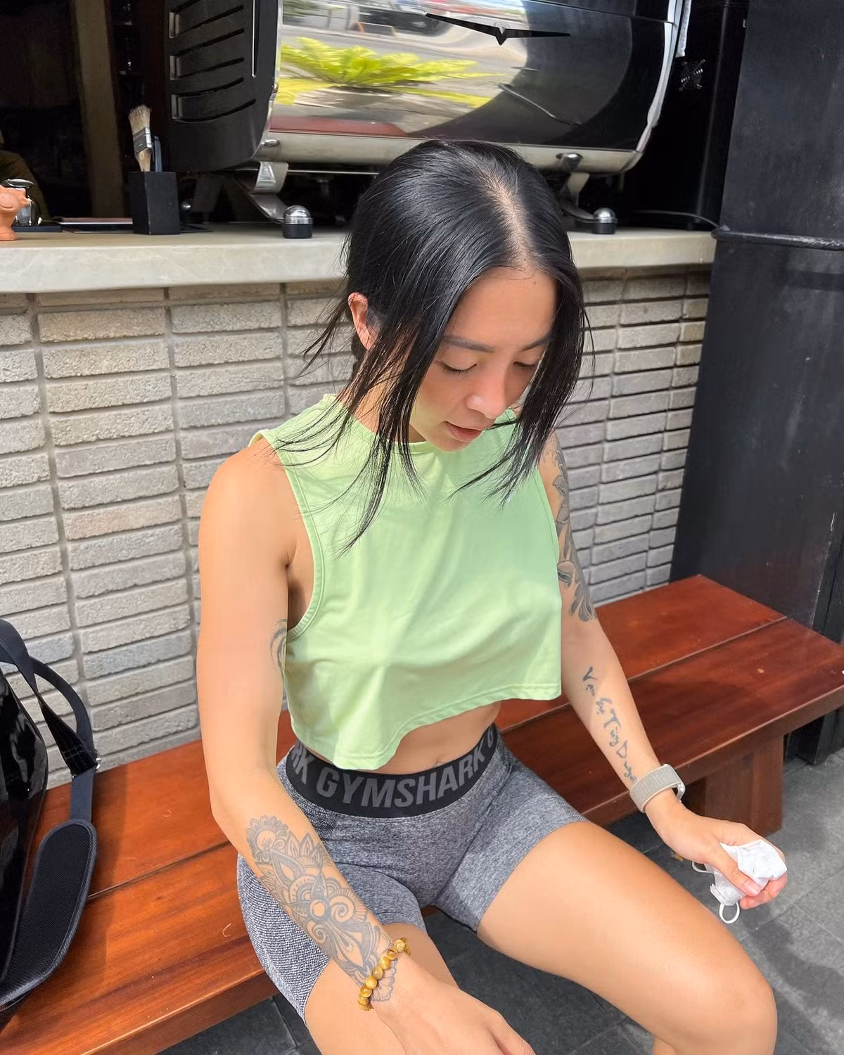 Tuy nhiên, Trào lưu không mặc áo ngực để giải phóng hình thể vẫn còn là điều cấm kị với văn hoá Việt.