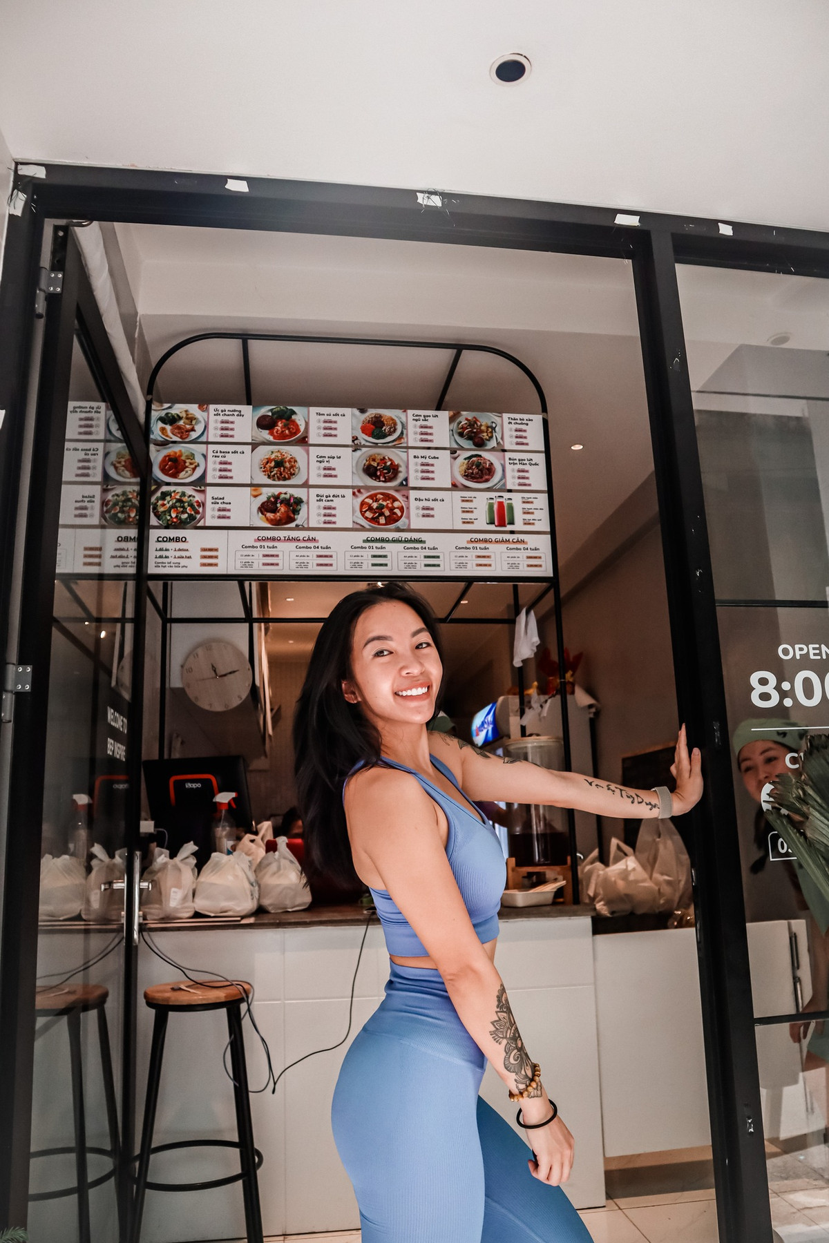 Nhưng mặc cho ngoài kia các netizen đàm tiếu ra sao, Hana Giang Anh vẫn tự tin lăng xê phong cách quên áo ngực, bỏ ngoài tai những lời đàm tiếu.