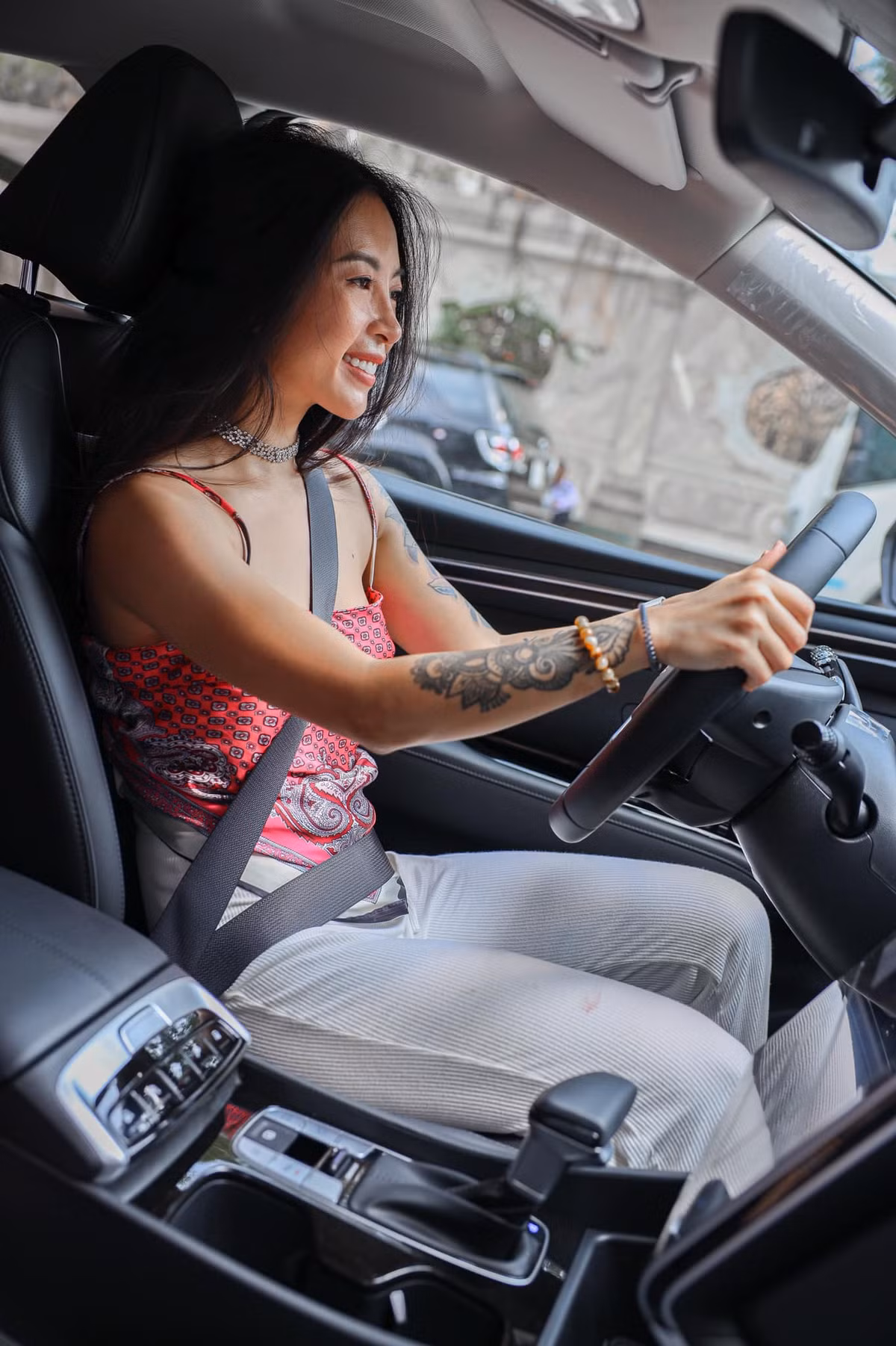 Hana Giang Anh từng trải lòng: "Mình không hoàn hảo, nhưng mình tự tin với bản thân, thích thì hở thôi. Quan trọng là khi mình hở, mình thấy tự tin hơn mặc kín đó các bạn. Vì mình thấy mặc hở lộ ra được điểm mạnh của mình nhiều hơn. Nó chỉ đơn giản như vậy thôi, có gì đâu mà phản cảm".