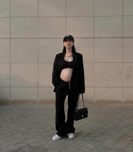 Tuy nhiên, trong quá trình “hỏi – đáp” với mọi người, Joyce Phạm đã “nổi đóa” lên khi liên tục bị hỏi: “Chị sẽ sinh em bé thứ 3 chứ ạ?” hay “Chị có tính sinh thêm em bé thứ 3, thứ 4 nữa không?”. Đáp trả lại những câu hỏi kém duyên này, bà mẹ 2 con dùng thẳng thắn cho biết: “Đúng là chị thích nhiều con nhưng không phải bây giờ nên chị nghĩ những câu hỏi này nên để dành khi Tít và Dâu lớn rồi hãy hỏi.