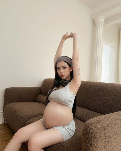 Thế nhưng, có lẽ là do cơ địa nên dù ăn uống “thả ga”, thì mọi chất dinh dưỡng đều chỉ tập trung vào em bé. Do đó, các bộ phận khác của Joyce Phạm không có sự thay đổi nhiều dù tổng kết lại cô tăng 11kg.