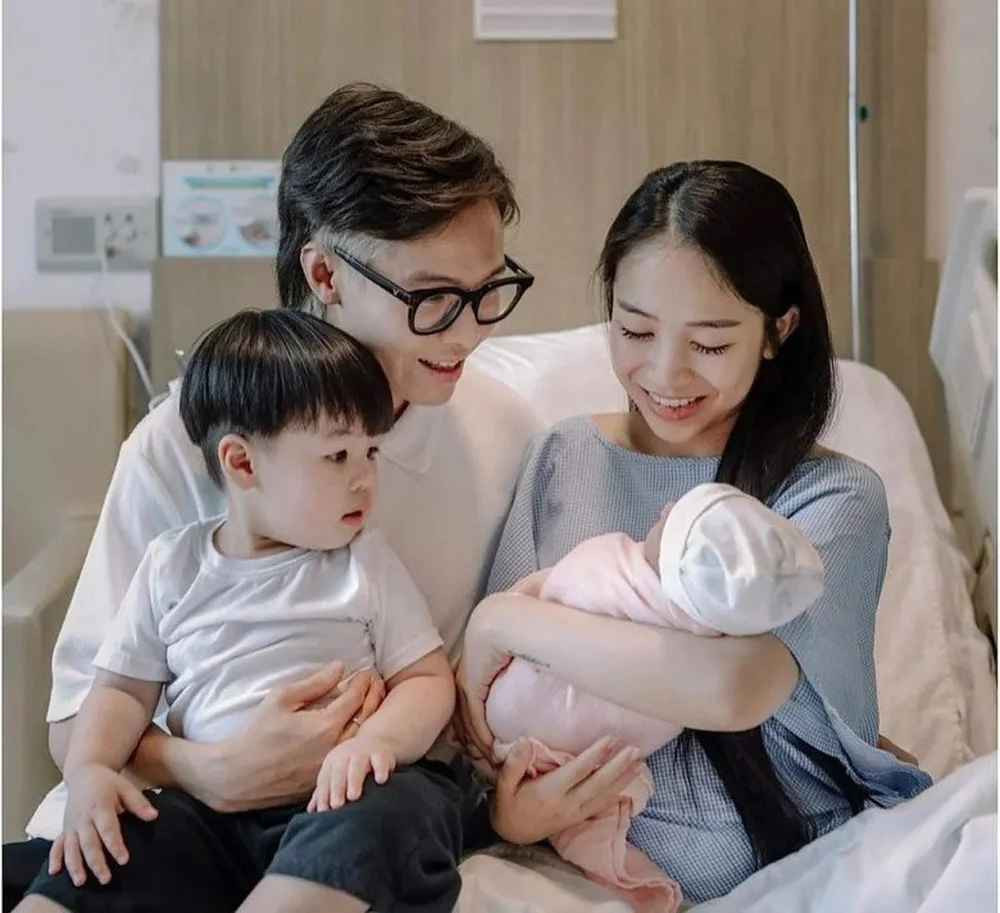 Khi đó, mặc dù bụng đã to nhưng dường như cô nàng rich kid sinh năm 1999 vẫn không hề bớt đẹp. Ngược lại, cô càng nhuận sắc hơn vì “hợp bầu”. Khuôn mặt, tay chân vẫn gọn gàng, thậm chí là bờ vai gầy và xương quai xanh gợi cảm của Joyce Phạm vẫn tồn tại.