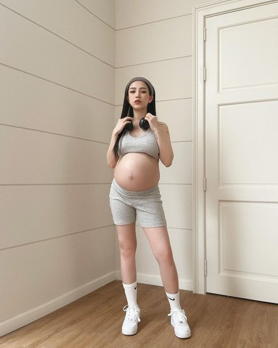 Đến tháng 12/2021, nhân dịp sinh nhật ông xã, con gái Minh Nhựa bất ngờ công bố đang mang thai lần thứ 2. Kể từ đó, Joyce Phạm thoải mái chia sẻ với cộng đồng mạng những bộ ảnh bầu đẹp xuất sắc của mình.