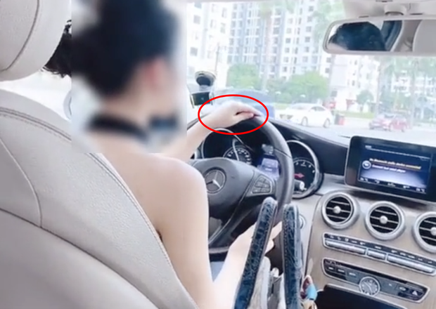 Màn lái xe giả trân, tay cầm vô lăng không đúng cách của một hot girl tài chính sống ảo từng được dân mạng truyền tay nhau hết diễn đàn này đến fanpage khác trên mạng xã hội.