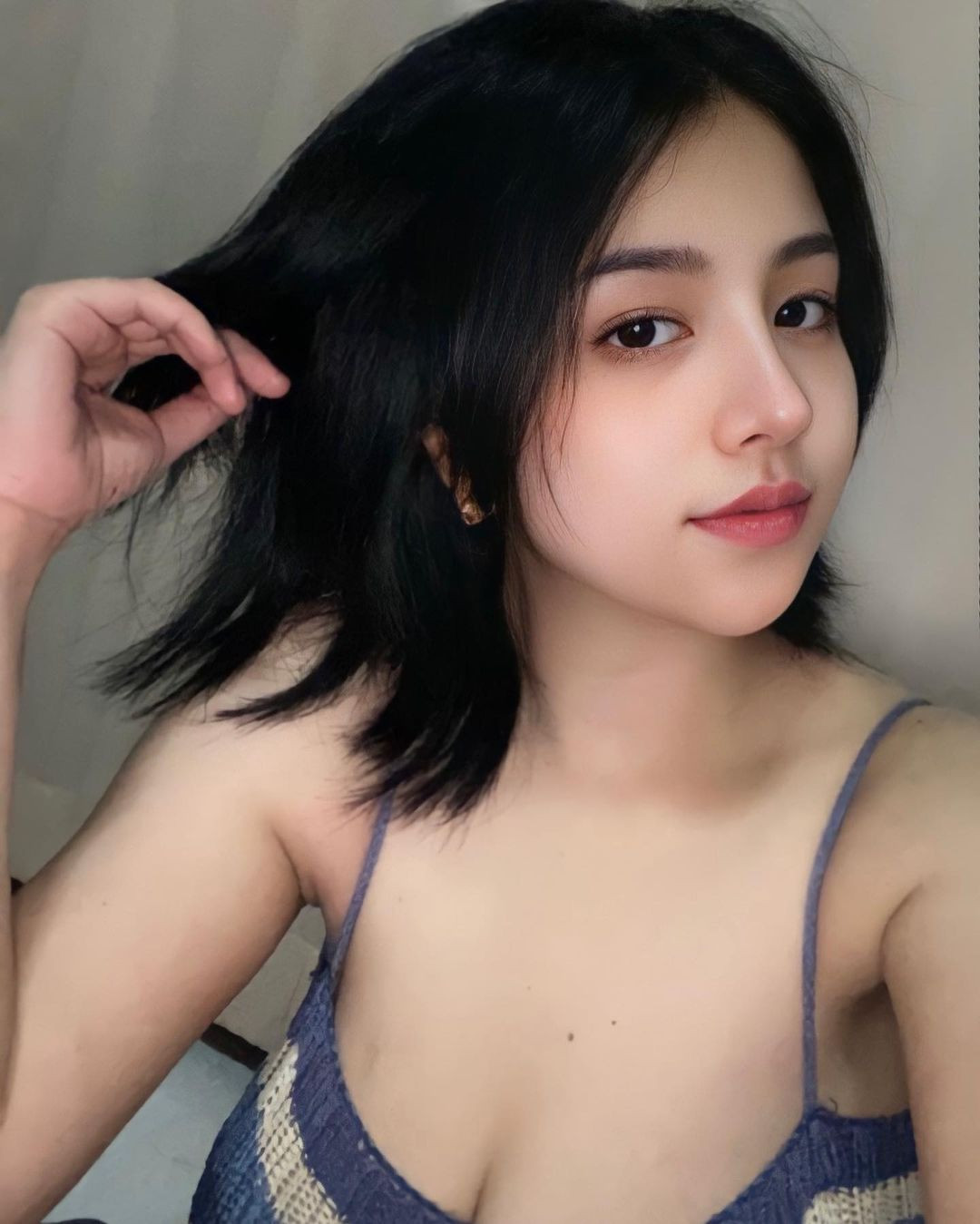 Nook Napa sở hữu khuôn mặt xinh đẹp hút mắt, ai tiếp xúc với cô nàng đều bị lôi cuốn bởi nhan sắc rực rỡ này.