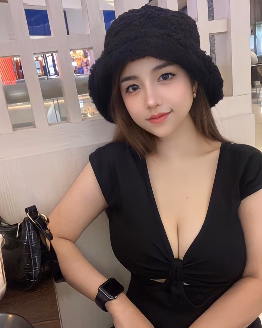 Không chỉ thế, Nook Napa còn sở hữu vòng một khủng, mỗi lần mặc đồ hai dây, hở vai, hot girl gợi cảm luôn khiến mọi người phải ngoái nhìn.