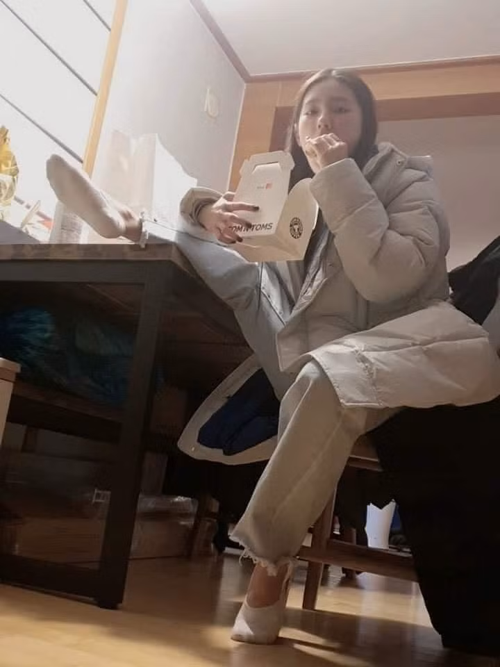 Theo đó, những cô gái sở hữu vẻ ngoài xinh xắn, ăn mặc phong cách có những dáng ngồi khiến cộng đồng mạng “cười bò”.