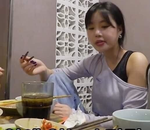 Mới đây nhất trên một group mạng xã hội, dân tình được một phen xôn xao bàn tán về những dáng ngồi của chị em.