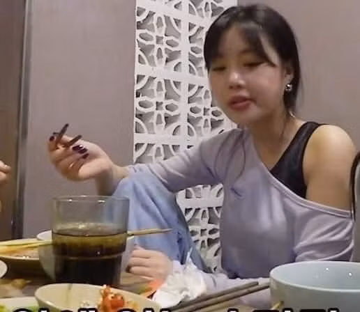 Mới đây nhất trên một group mạng xã hội, dân tình được một phen xôn xao bàn tán về những dáng ngồi của chị em.