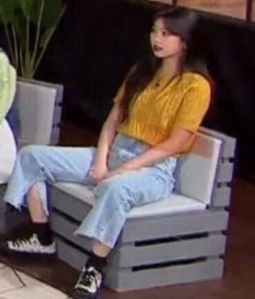 Có cô nàng gác một chân lên ghế khi ngồi ăn tại nhà hàng, cô gái khác gác hẳn chân lên bàn để… ăn bỏng cho thoả thích, người lại gác chân lên đùi bạn hoặc dạng hai chân sao cho thoải mái nhất.