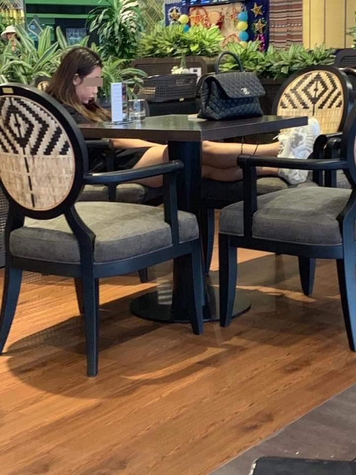 Nhiều ý kiến cho rằng, việc các cô nàng ngồi như nào không quan trọng, quan trọng là trong thời khắc đó họ cảm thấy thoải mái, dễ chịu và không mệt mỏi.